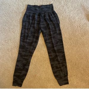 Athleta Salutation Jogger in Camo Size S Tall